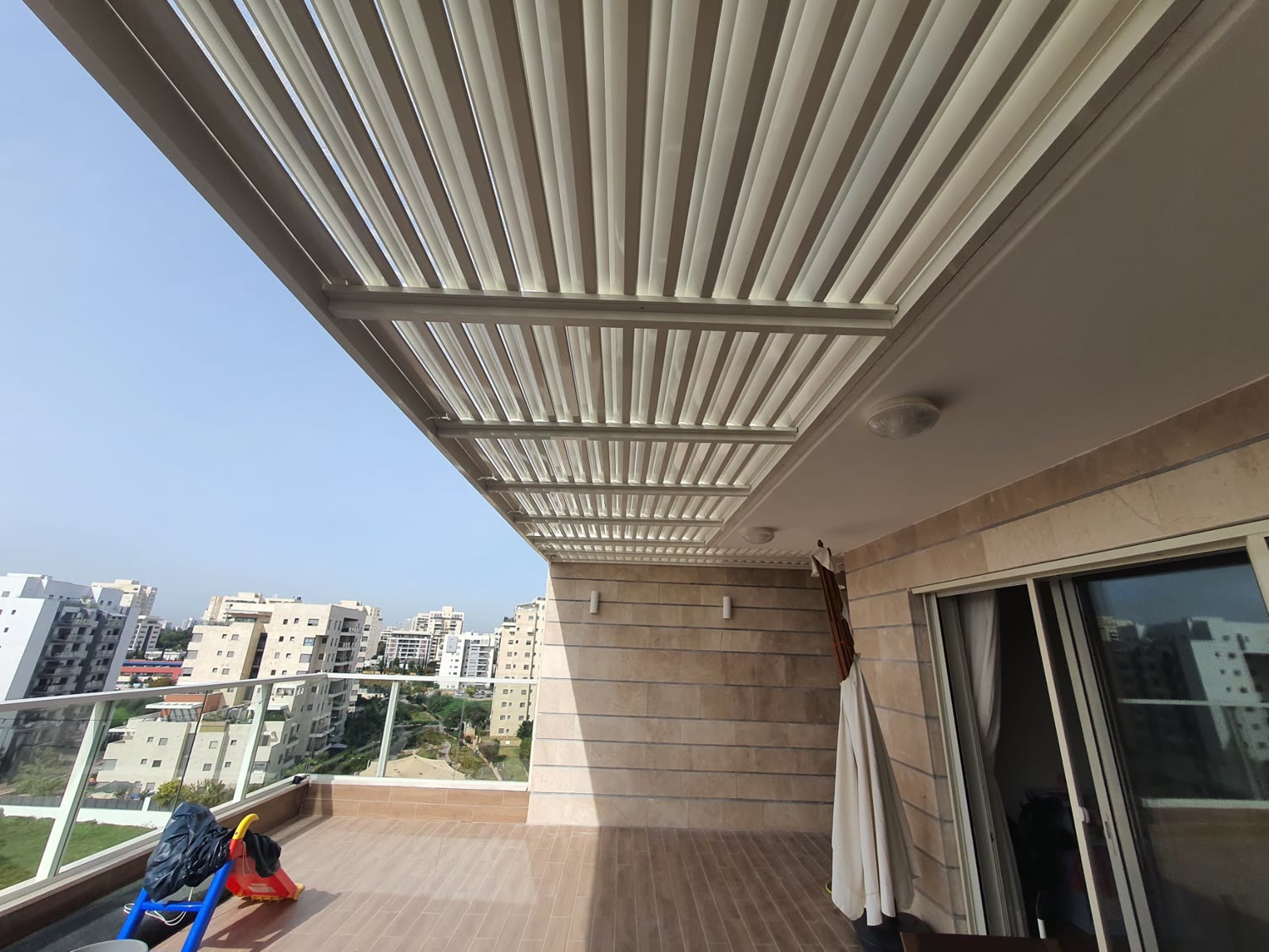 פרגולת רפפות עם נוף עירוני